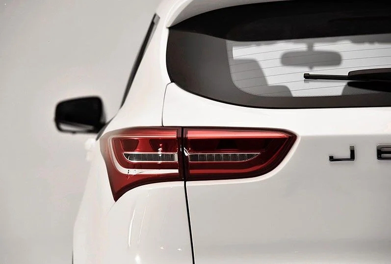 JETOUR X70 mid-size crossover SUV front three-quarter view