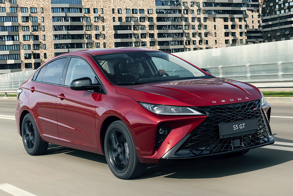 Седан OMODA S5 GT вид спереди и сбоку