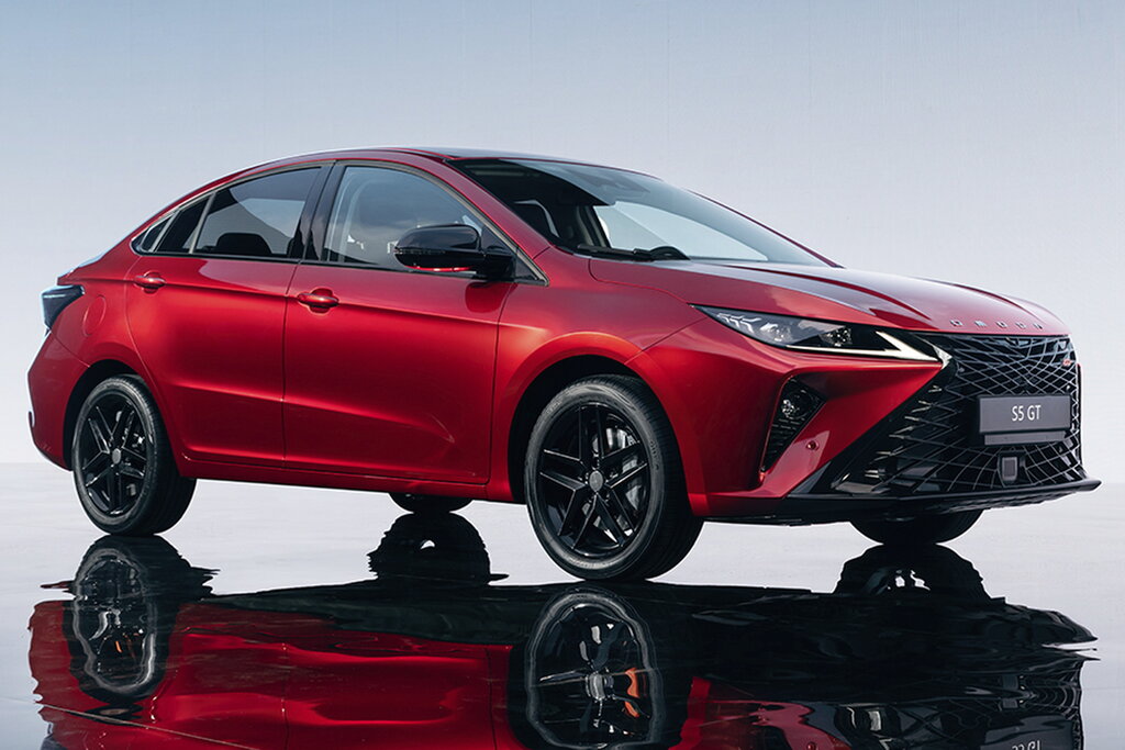 Седан OMODA S5 GT вид спереди и сбоку