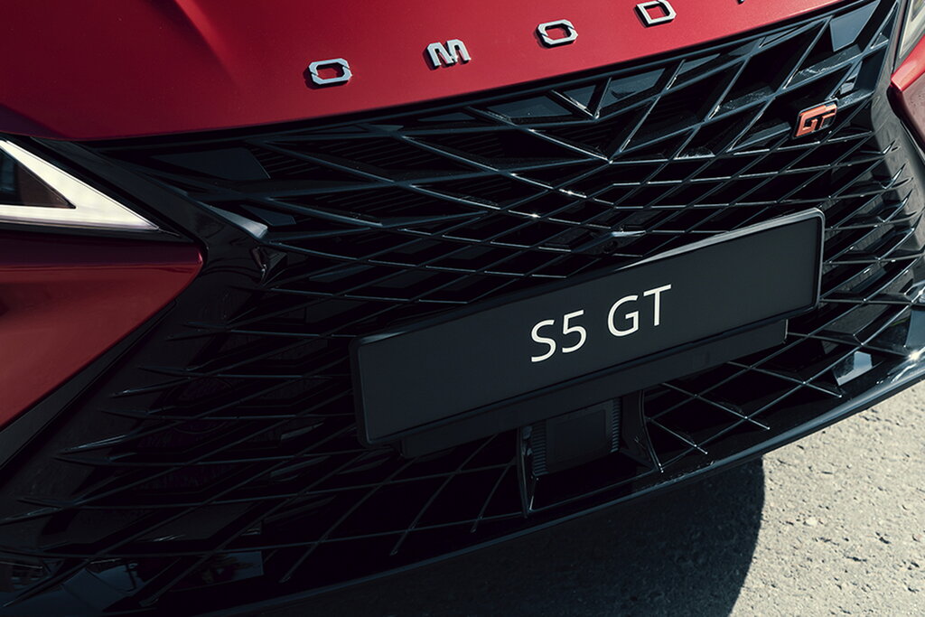 Седан OMODA S5 GT вид спереди и сбоку