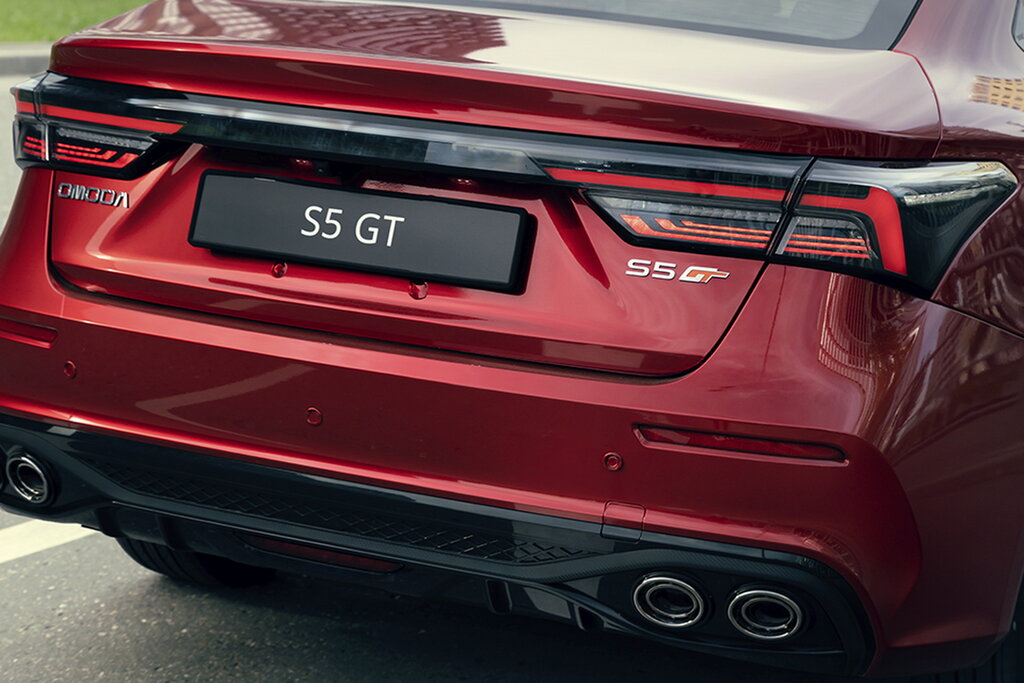 Седан OMODA S5 GT вид спереди и сбоку